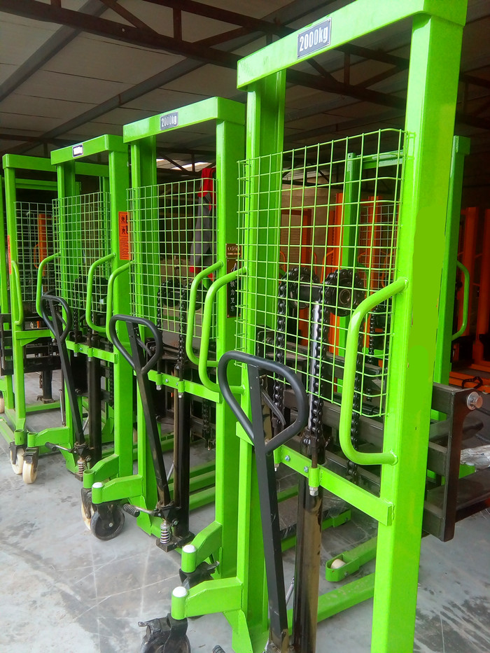 堆高車手動液壓產品具有你所想象不到的發展前景--河北東圣吊索具--石材夾具|小型攪拌機|液壓堆高車|手動叉車